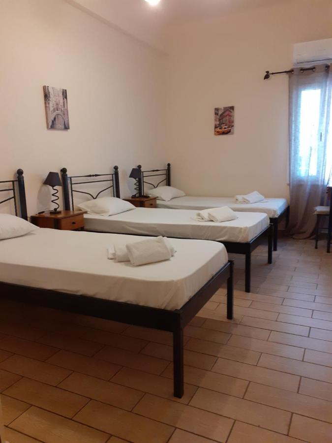 Central 9 Rooms Ermoupoli Esterno foto