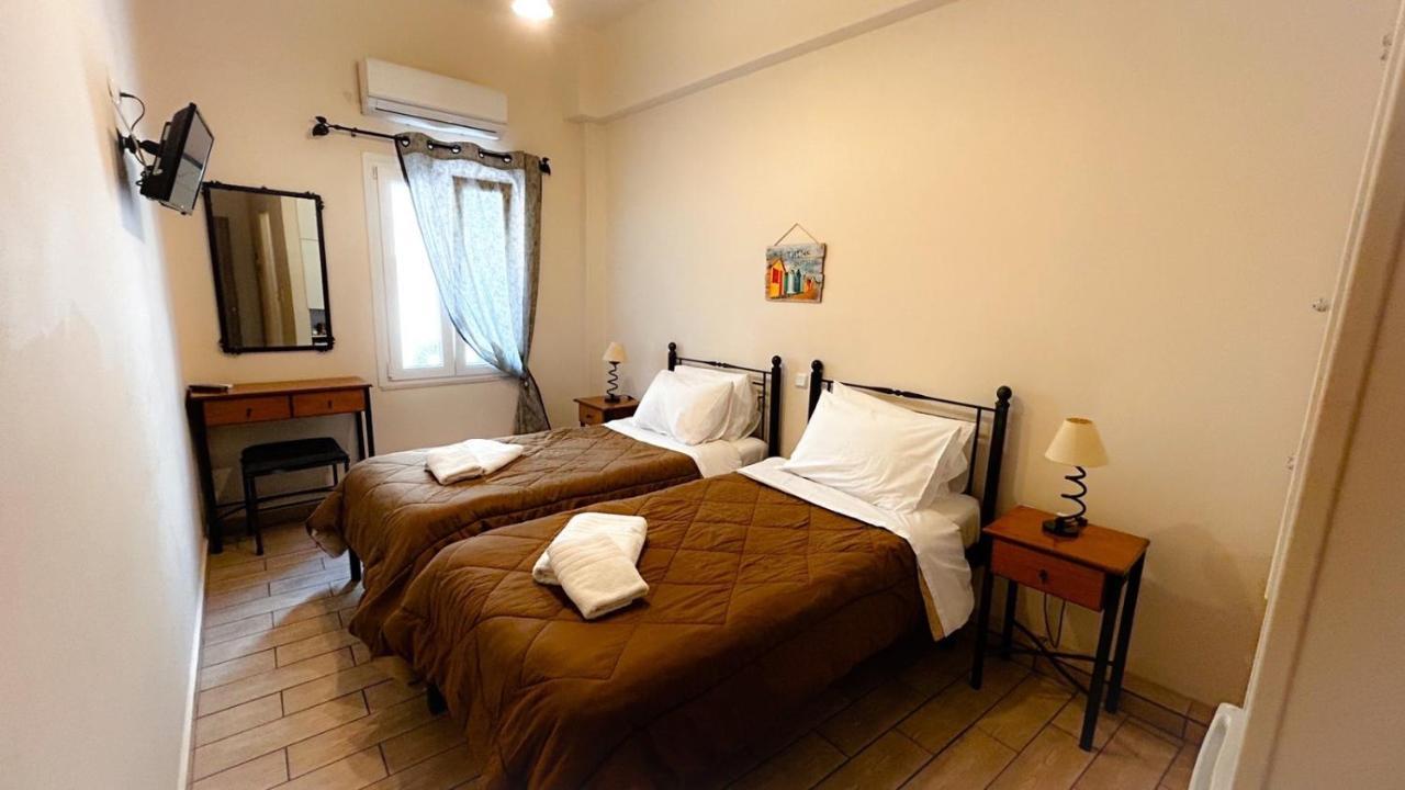 Central 9 Rooms Ermoupoli Esterno foto