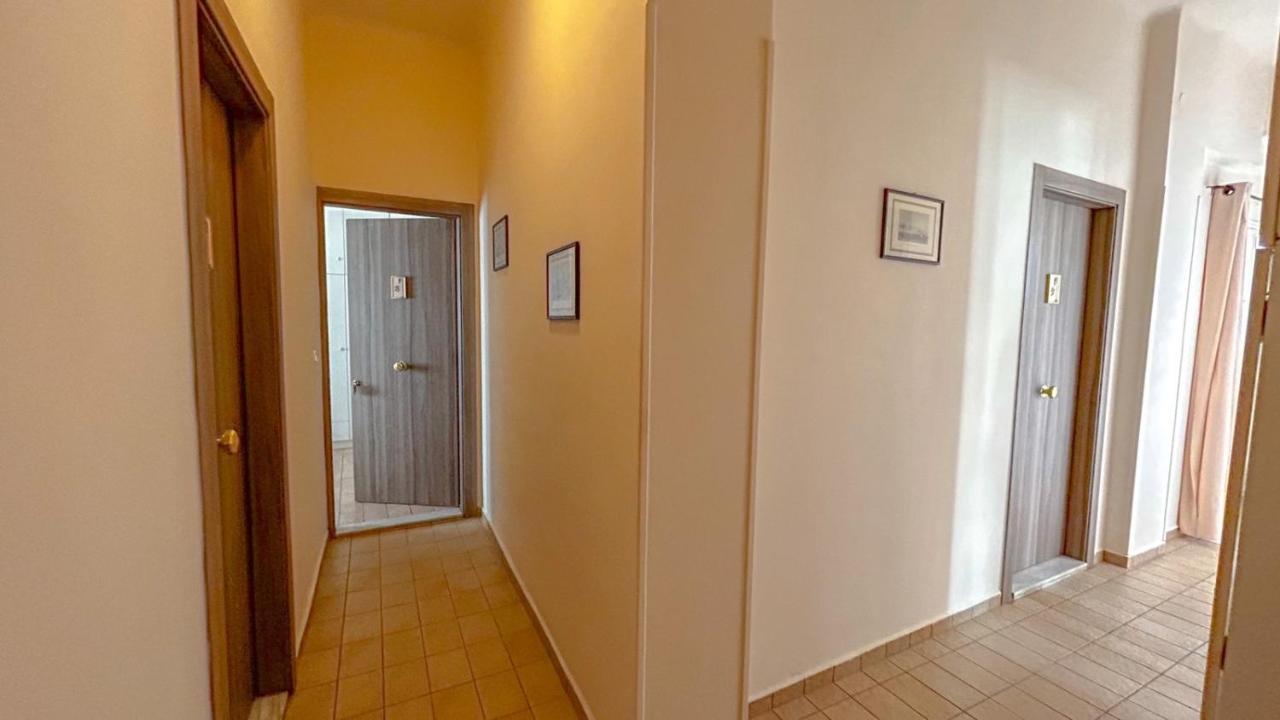 Central 9 Rooms Ermoupoli Esterno foto