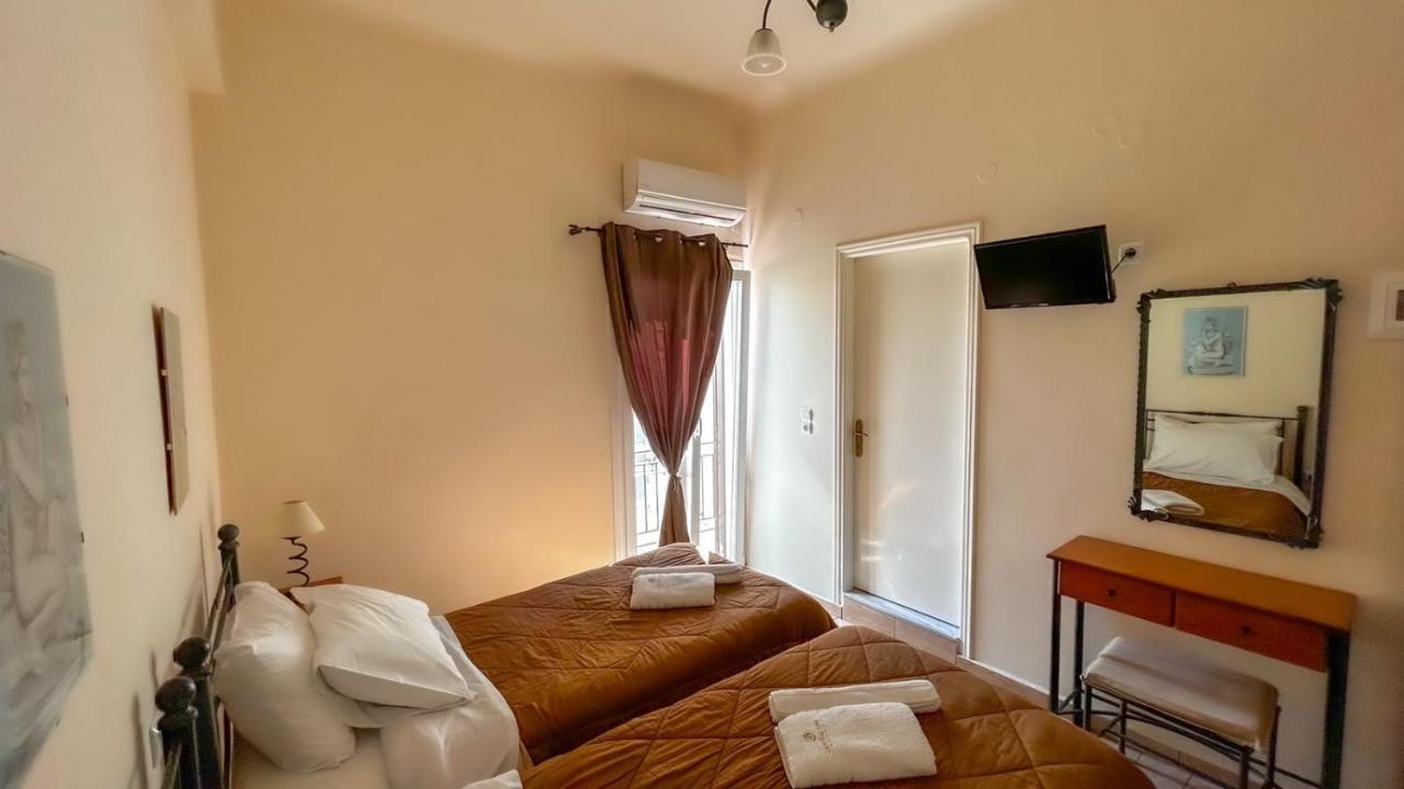 Central 9 Rooms Ermoupoli Esterno foto