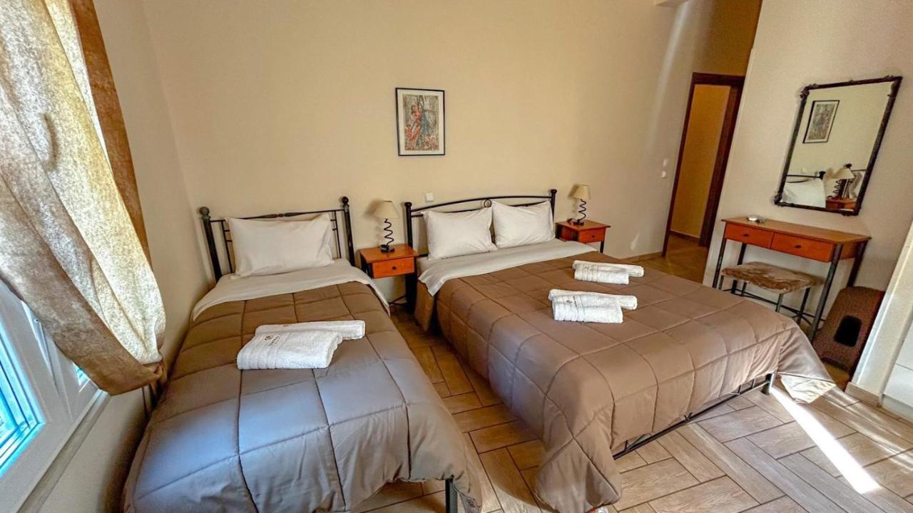 Central 9 Rooms Ermoupoli Esterno foto